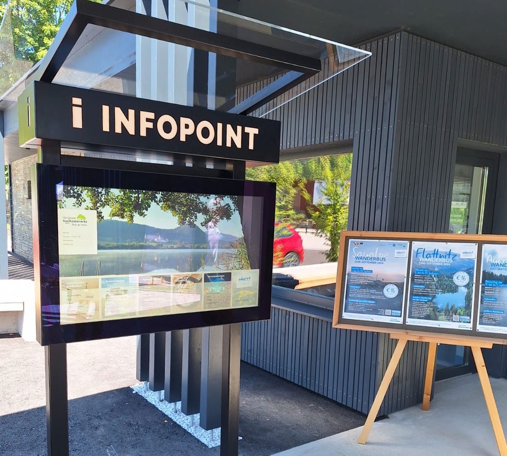 TI Infopoint Interaktiv Outdoor mit Standfuß, beleuchteter Infopoint-Beschriftung mit Dach