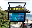 TI Infopoint Interaktiv Outdoor mit Standfuß, beleuchteter Infopoint-Beschriftung mit Dach