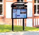 TI Infopoint Interaktiv Outdoor mit Standfuß, beleuchteter Infopoint-Beschriftung mit Dach