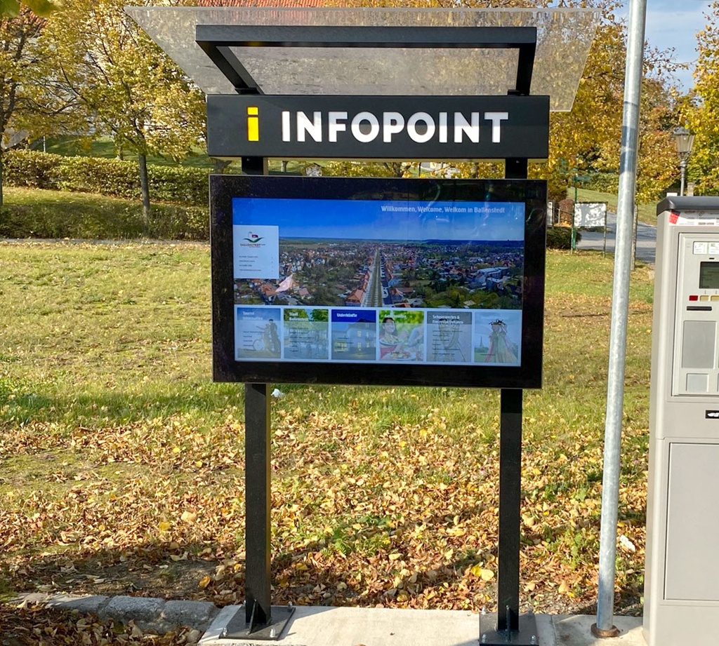 TI Infopoint Interaktiv Outdoor mit Standfuß, beleuchteter Infopoint-Beschriftung mit Dach