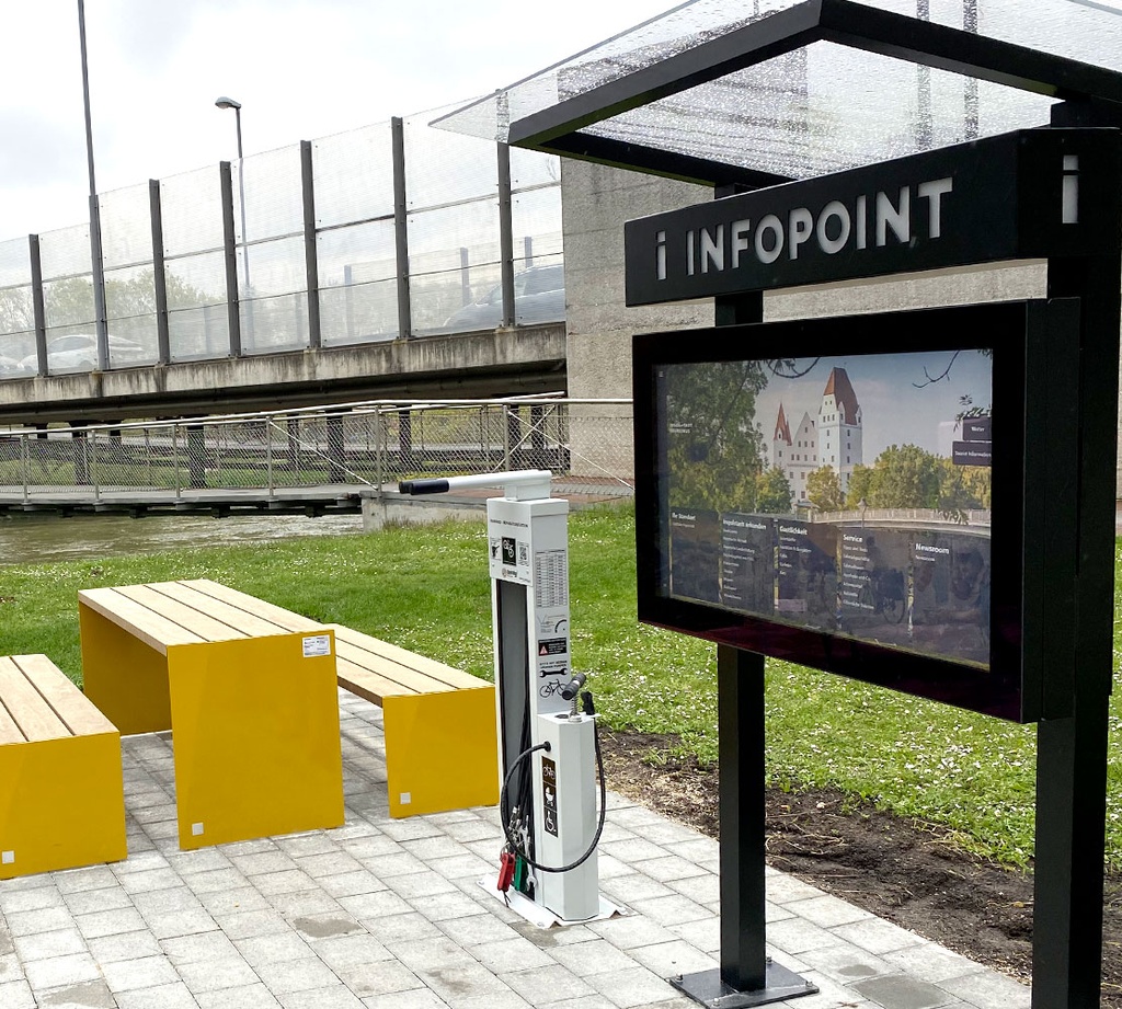 TI Infopoint Interaktiv Outdoor mit Standfuß, beleuchteter Infopoint-Beschriftung mit Dach