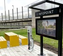 TI Infopoint Interaktiv Outdoor mit Standfuß, beleuchteter Infopoint-Beschriftung mit Dach