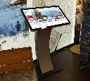 TI Infopoint Interaktiv Indoor mit Designstandfuß