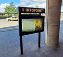TI Infopoint Interaktiv Outdoor mit Standfuß und beleuchteter Infopoint-Beschriftung
