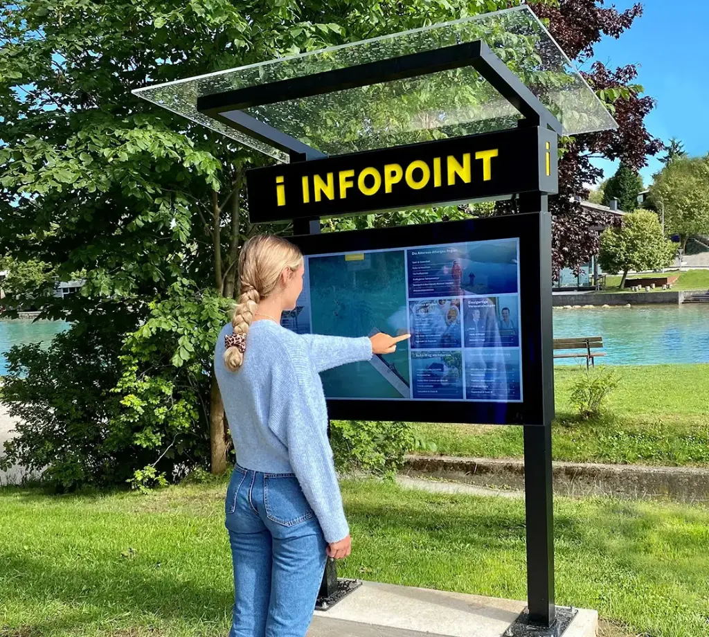 TI Infopoint Interaktiv Outdoor mit Standfuß, beleuchteter Infopoint-Beschriftung mit Dach