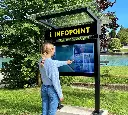 TI Infopoint Interaktiv Outdoor mit Standfuß, beleuchteter Infopoint-Beschriftung mit Dach