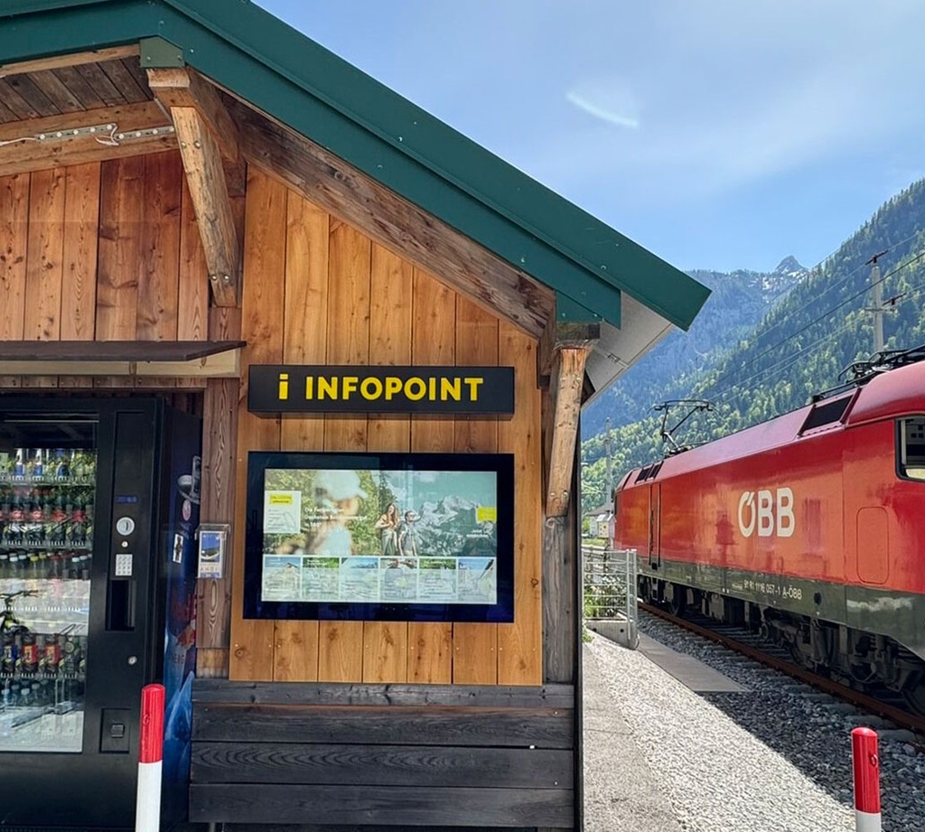 TI Infopoint Interaktiv Outdoor mit Wandhalterung und beleuchteter Infopoint-Beschriftung